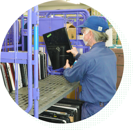 回収したパソコンを確認